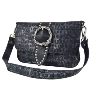 Borsa in pelle stampata effetto coccodrillo dalle medie dimensioni. Impreziosita con fibbia rotonda e borchiata a mano al centro