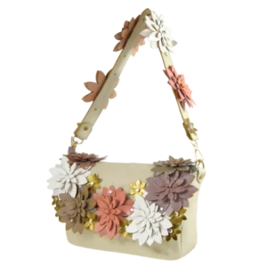 Borsa in pelle color beige e impreziosita con fiori in cuoio sui toni chiari del rosa, bianco e marrone. presenta strass e si indossa a spalla o a tracolla