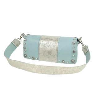 Borsa dalle piccole dimensioni e forma allungata. realizzata con pellame morbido celeste e dettagli stampati in argento. Impreziosita da strass. Da indossare a spalla o tracolla