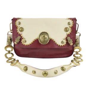 Borsa in stile country in pelle morbida color beige e rosso. borchiata a mano con dettagli oro e borchie a forma di testa di tigre.