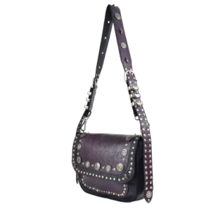 Borsa in pelle nera martellata con inserti in pelle viola. Borchiata a mano con strass viola e tracolla borchiata in stile rock