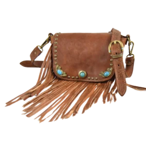Borsa stile country con frange, di piccole dimensioni in pelle color marrone. Borchiata a mano con simil pietre turchesi e tracolla stampata a fuoco