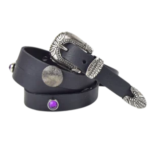Cintura in cuoio color nero borchiata a mano con strass viola e un trittico in stile country