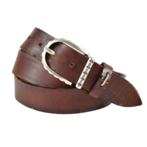 Cintura in cuoio con dettagli intagliati per dare un effetto vissuto. La fibbia riprende i tagli presenti sulla cintura