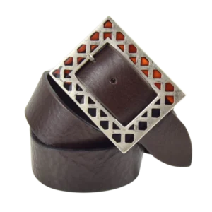 Cintura in cuoio testa di moro con fibbia rettangolare. sulla fibbia sono presenti fori dalla forma geometrica, chiusi con resina marrone effetto trasparenza