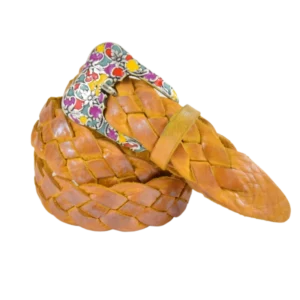 Cintura intrecciata in cuoio color giallo e abbinata ad una fibbia colorata con fiori incisi e colorati con smalti.