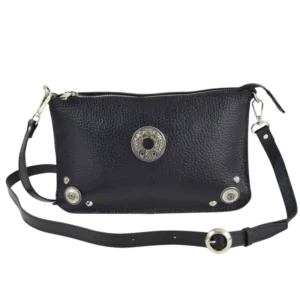 borsa in pelle nera medie dimensioni con borchie centrali.