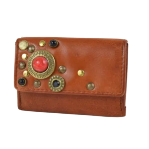 Portafoglio minidouble piccolo in pelle morbida color marrone chiaro. borchiato a mano con simil pietre nere e rosse